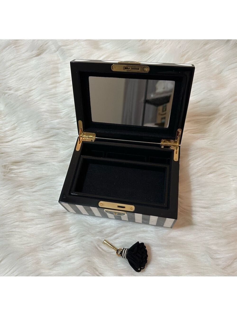 HENRI BENDEL BROWN AND WHITE STRIPES AND SPOTS “HOT FOR DOTS” LAQUER JEWELY BOX - Picture 6 of 14